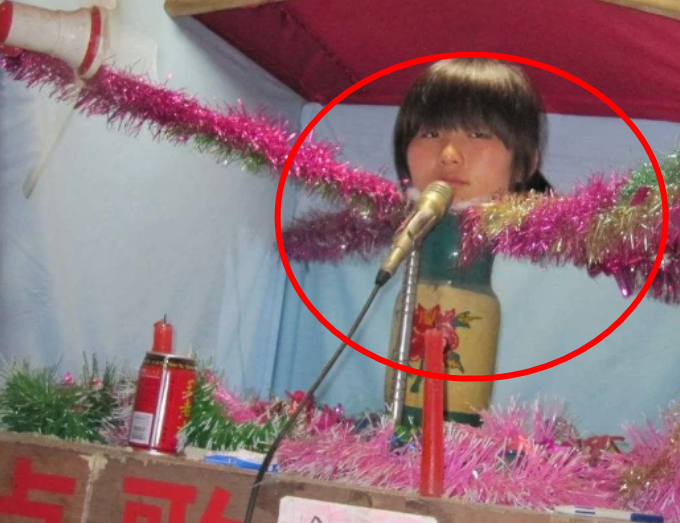 真人没手没脚，以瓶为身，江湖骗术“花瓶姑娘”，是如何做到的？