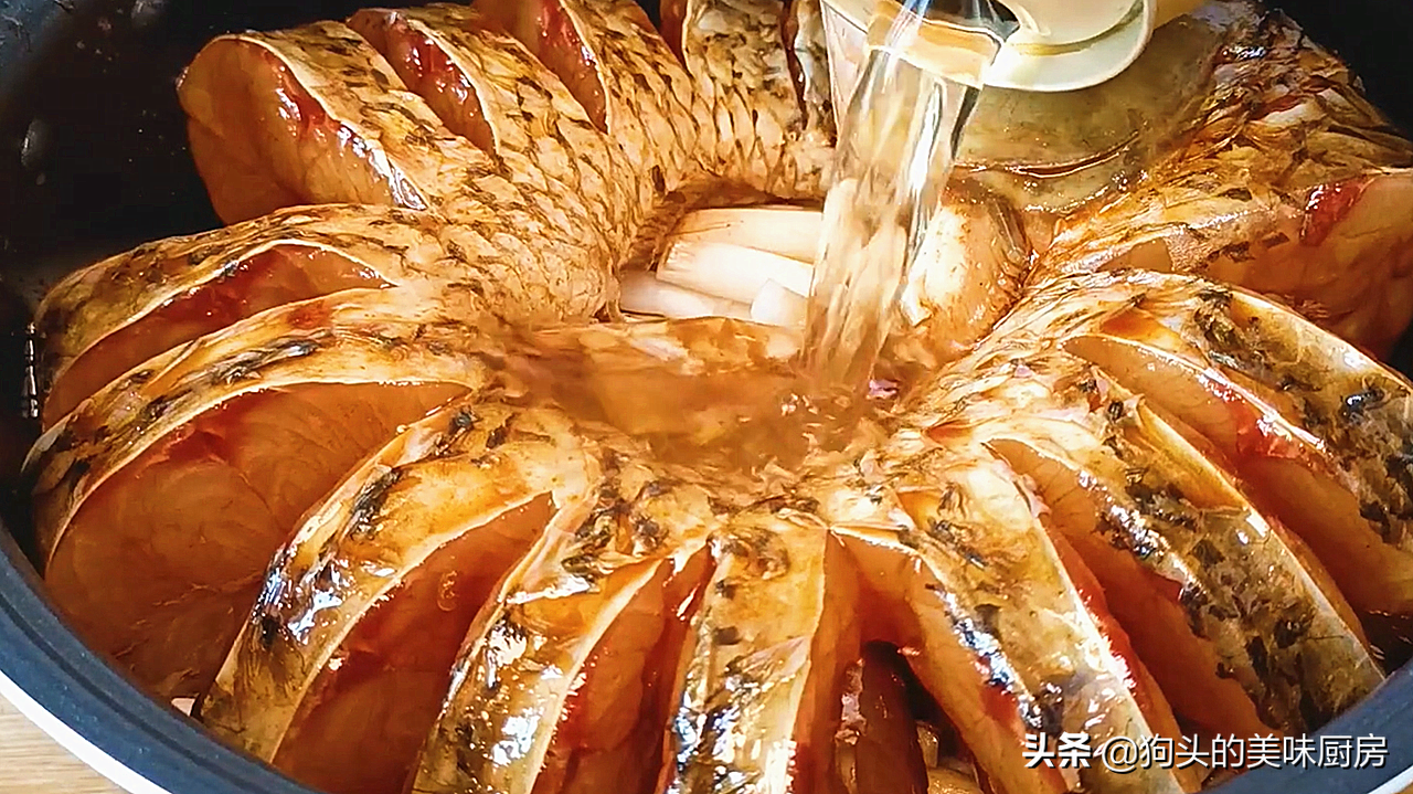 把一条鱼放进电饭锅里，不加一滴水，出锅太香了，肉嫩味道香