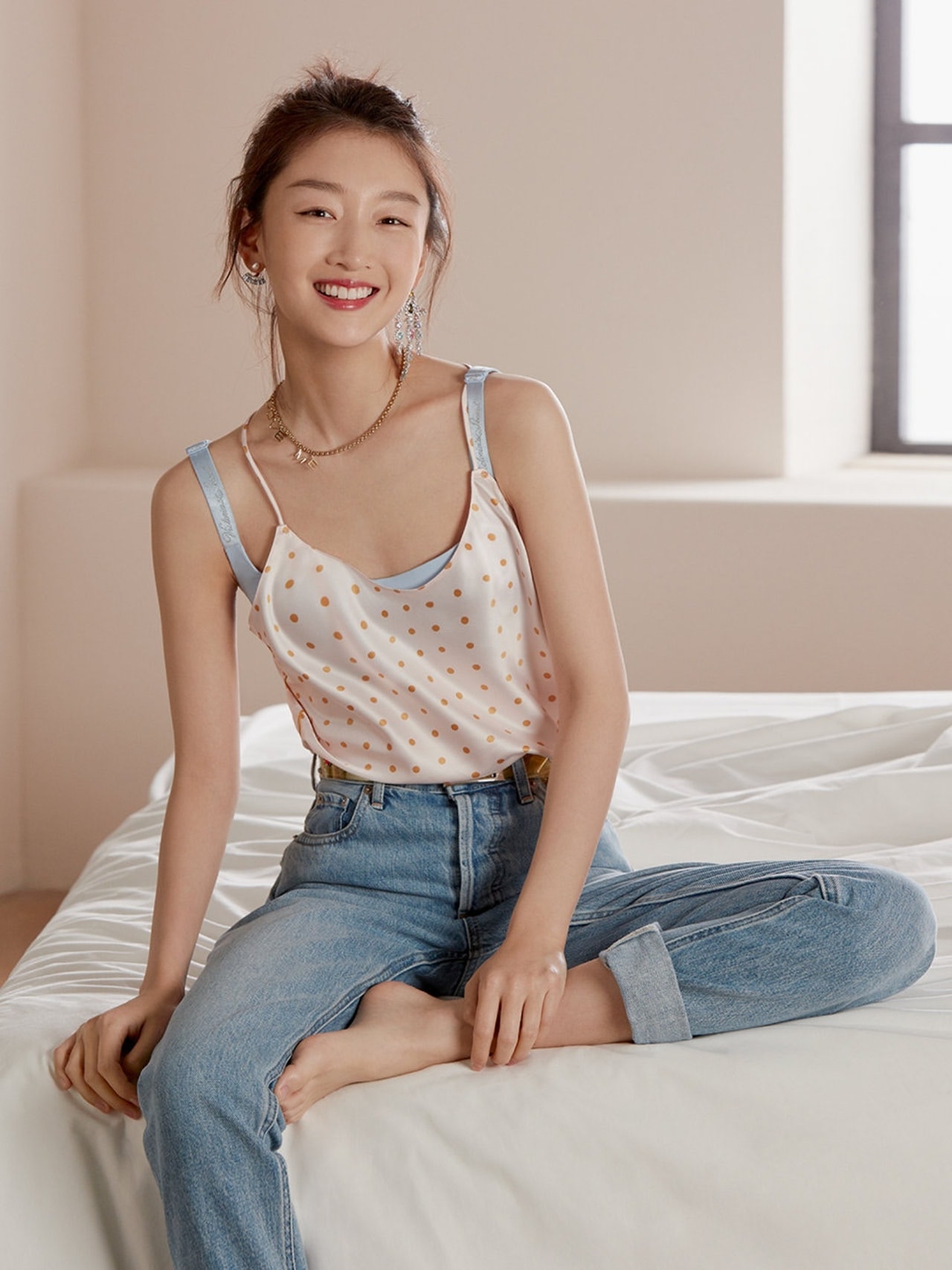 杨幂周冬雨代言维密惹争议 票选最性感平胸女星更接地气