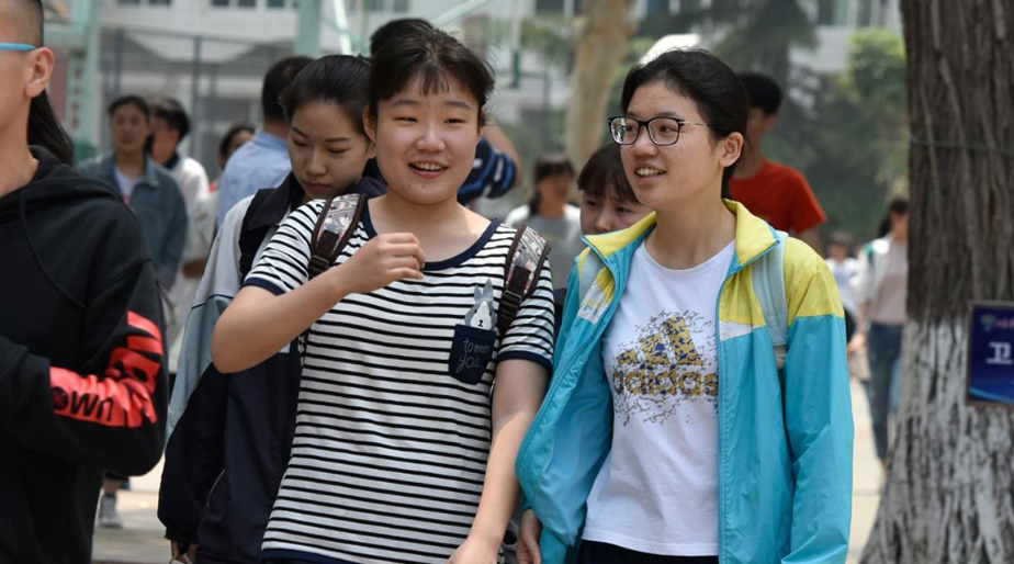 为啥高考当天不能穿校服，是怕学生作弊吗，班主任一语道破玄机