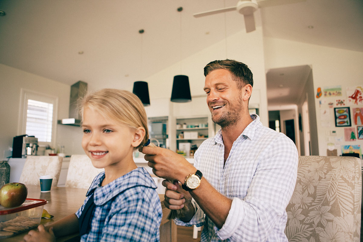 家有女儿的，注意“女大避父”，尤其是在这三个方面，影响会更大