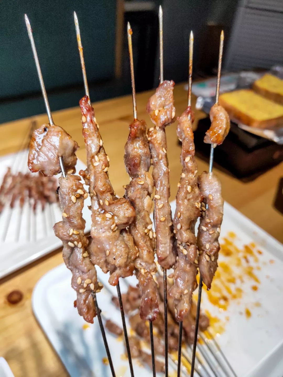 长春烧烤界的半壁江山,撸大串肉,大茶缸喝酒,一到饭点挤满了人