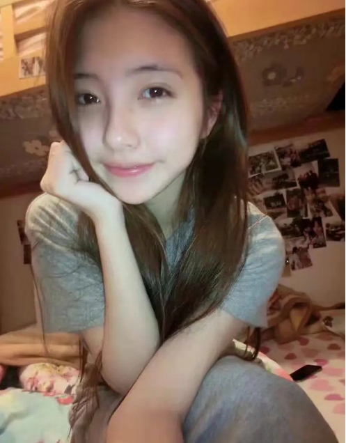 豆得儿近照曝光引争议，被指浓妆盖不住痘印，不复当年清纯模样