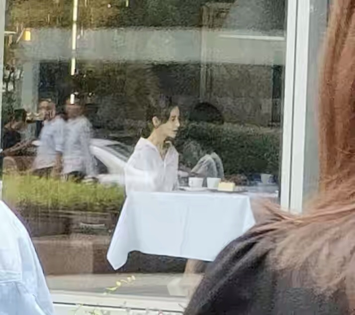 32岁杨颖美出新境界!穿万元薄纱礼服秀细腰,肌肤似雪仙气十足