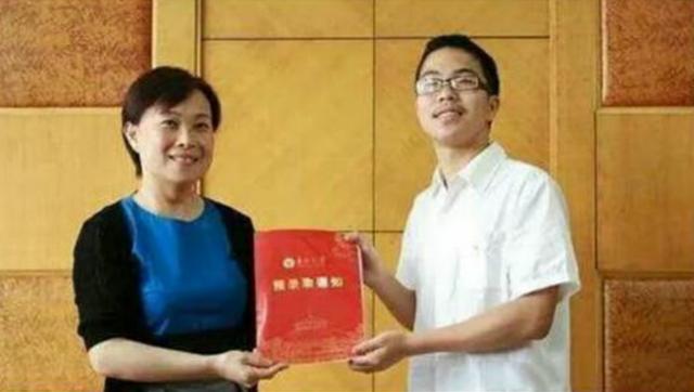 755字高考满分作文，30字老师不认识，阅卷组长写了近2000字注释