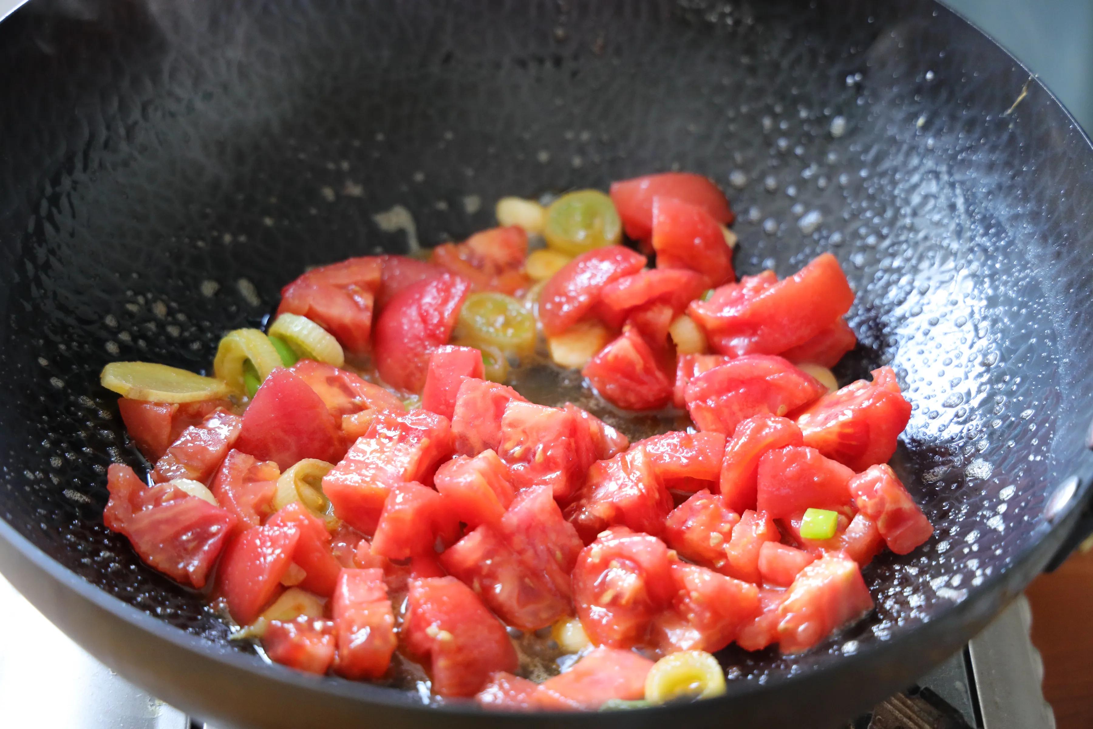 天气越来越冷，砂锅炖白菜豆腐不能少，汤鲜味美，吃完浑身暖