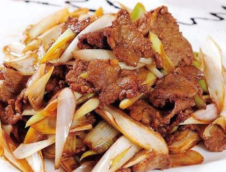 葱爆羊肉，直接下锅炒是错误的，多加1个步骤，羊肉嫩滑不柴不