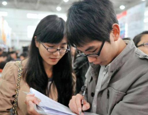 大学生毕业后，签订“三方协议”要谨慎，可能会影响学生正常就业