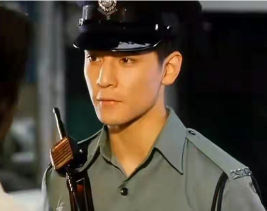 吴彦祖一家四口路边摊吃饭，毫无明星架子，合照被吐槽长相太普通