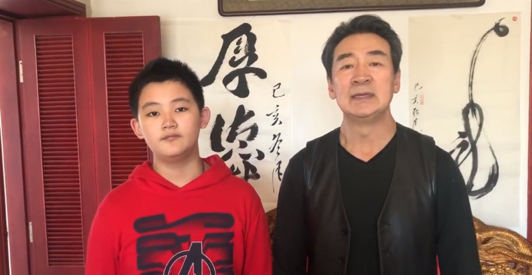 寇振海全家近照曝光，12歲兒子身高驚人，小21歲嬌妻十分顯老