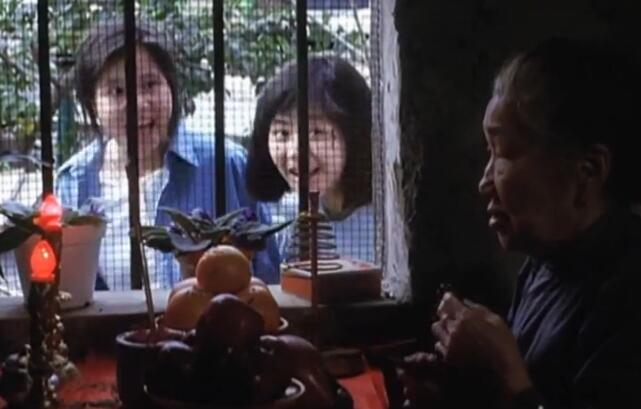 在这部1988年的老电影中，袁洁莹演女学生，林正英演警察