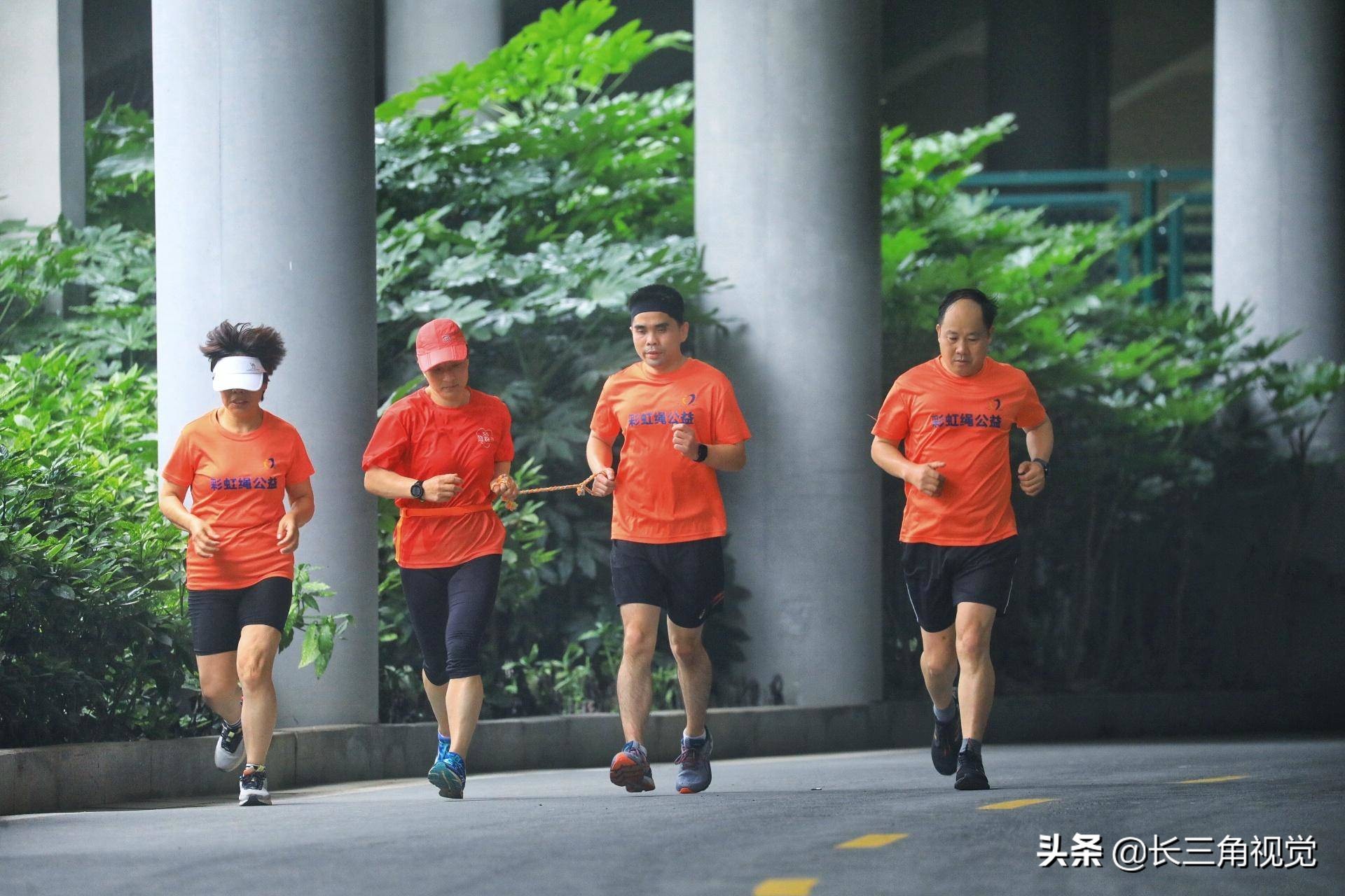 为爱奔跑！雨中，那一道七彩的虹……