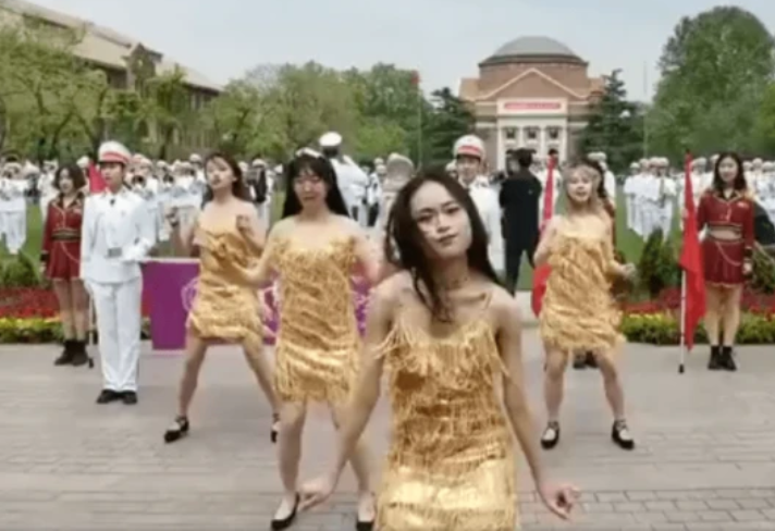 清华大学女生持续尬舞的背后，请别再消费名校口碑了