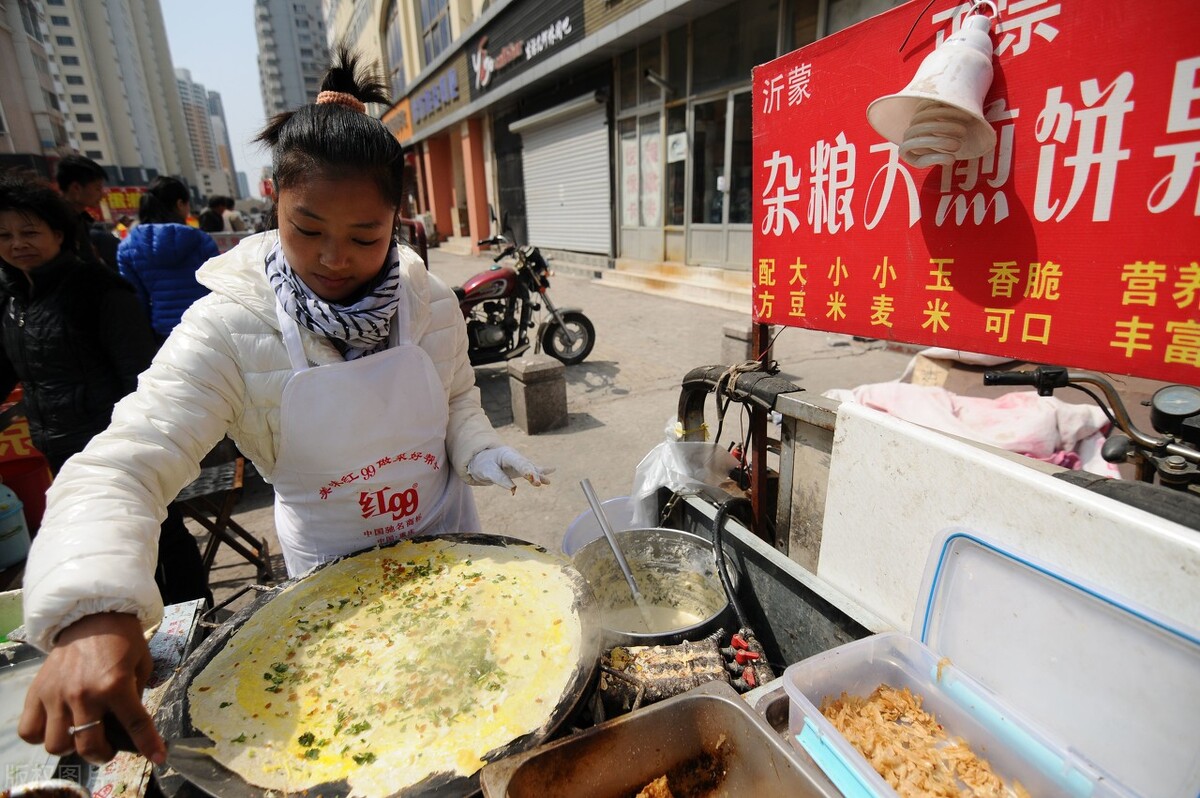 河南大妈摆煎饼摊，老行业用上了新模式，分享大妈年赚40万的模式