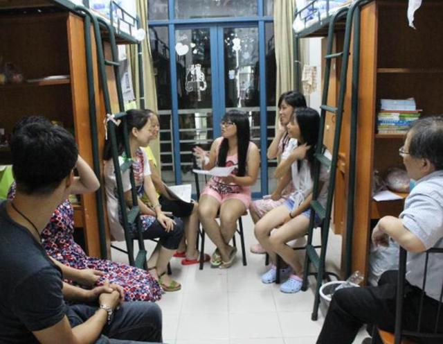 大一新生寝室标语火了，辅导员看了哭笑不得，网友：00后果然有才