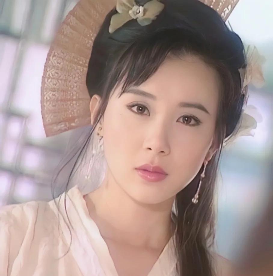 一条蕾丝发带,一把普通的扇子,最简单的装扮,在萧蔷的演绎下,却变得
