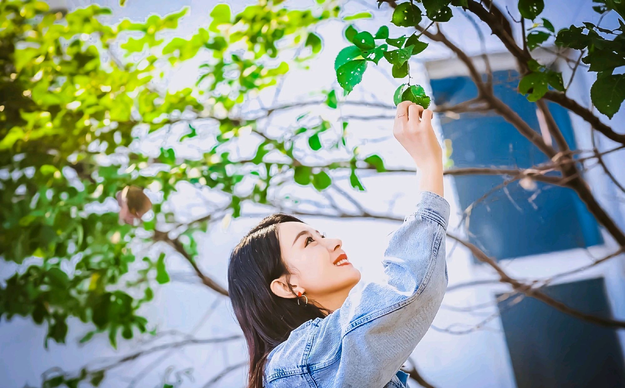 身穿黑色针织开衫搭配破洞的黑色裤子(身穿黑色针织开衫搭配破洞的黑色裤子怎么样)