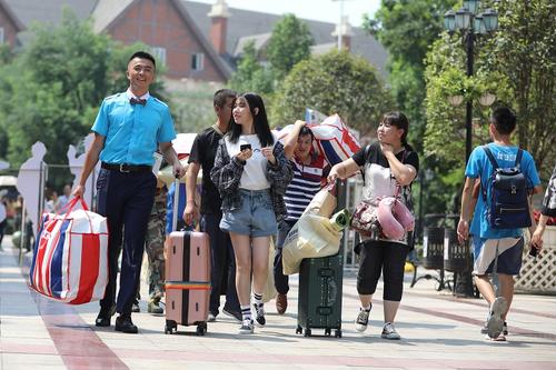 大一新生报名，为啥有那么多学长学姐帮忙？女生：防火防盗防学长