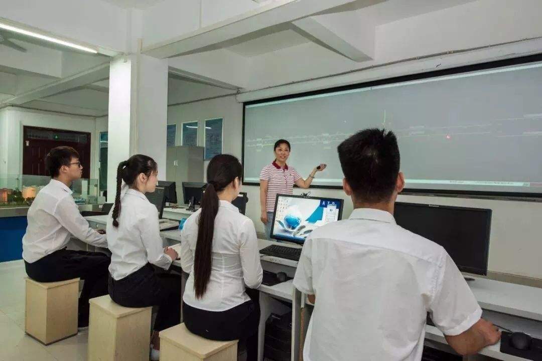 如何挑选好高职？这所大学将高铁“开”进校园，就业率高达98%