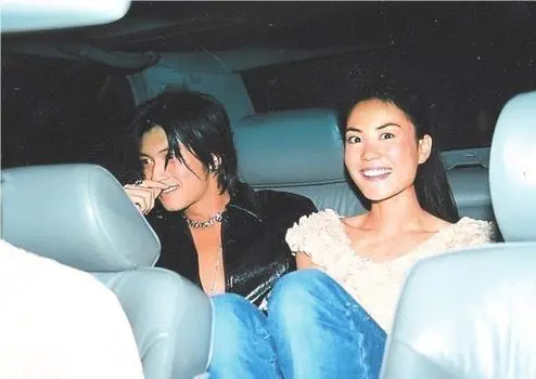 从与张燊悦的绯闻里,我们也能发现谢霆锋还真是执着于"姐弟恋",跟王菲