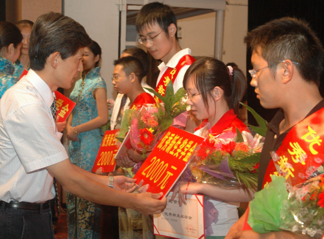 大二男生火了！坐公交从上海到北京，共1291个站，穷游还能这么玩