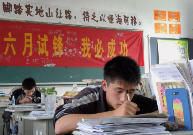 高三在即，学生却每天手机“不离手”，妈妈看到屏保后沉默了