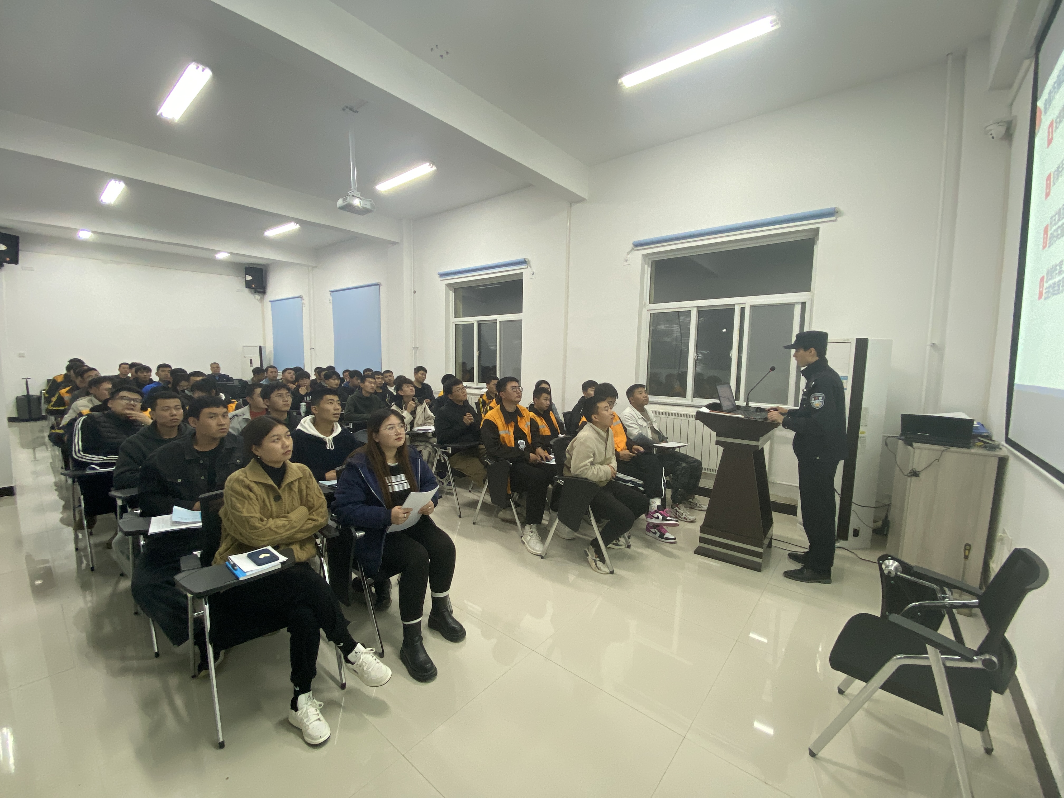 延安铁路公安处绥德站派出所：防范电信诈骗，宣传安全知识