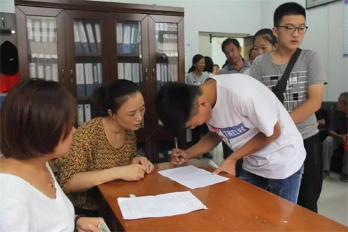 录取通知书里的一张纸，填好有望得几千块，家境一般的学生别错过