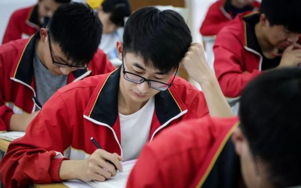 新高考“受欢迎”选科组合，容易拿高分和优势，但中等生不适合