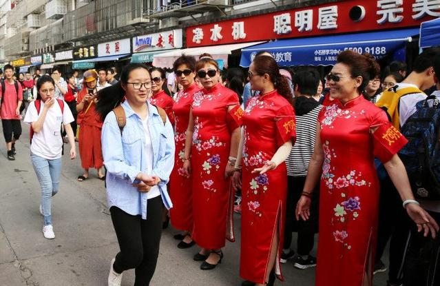 旗袍爸爸“艳压”花枝招展的妈妈，孩子高考，家长场外争奇斗艳