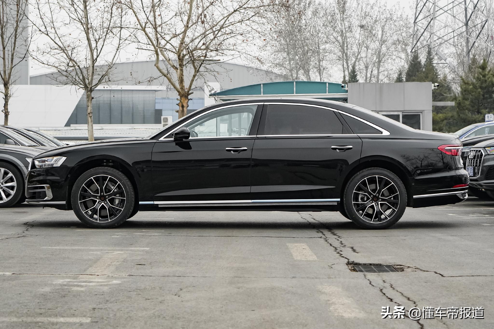 新车｜售价近200万，比新S级还多两缸？多少奥迪A8L V8到店
