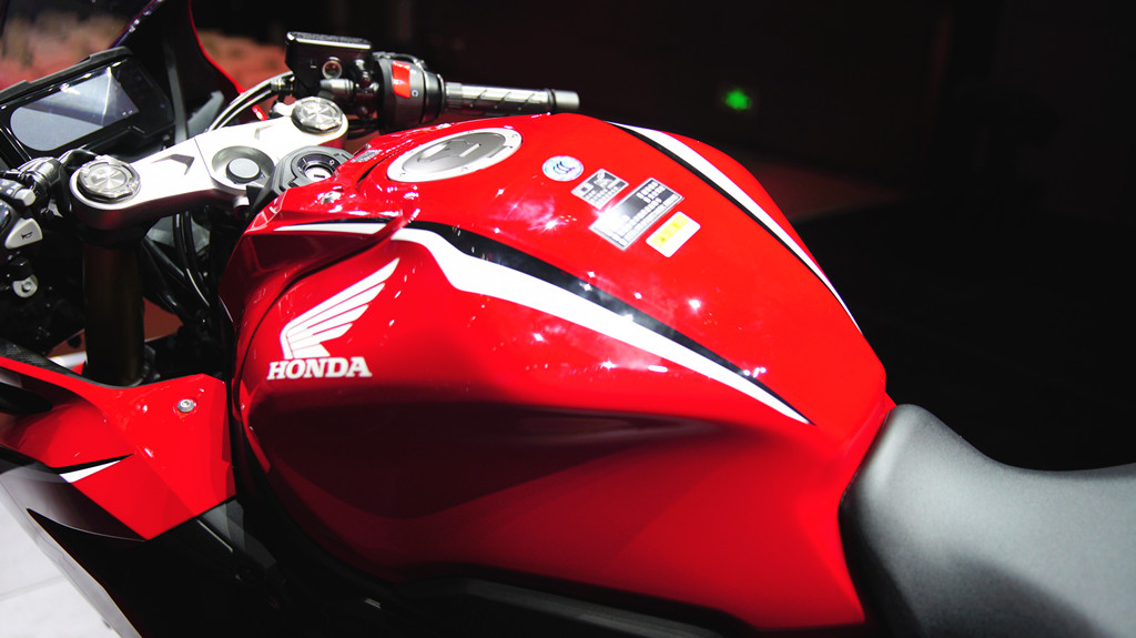 多了一个“R”贵4000块，本田CBR650R值不值