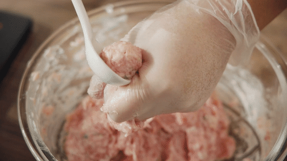 西红柿肉丸子汤的做法（教你做酸酸甜甜番茄肉丸汤）