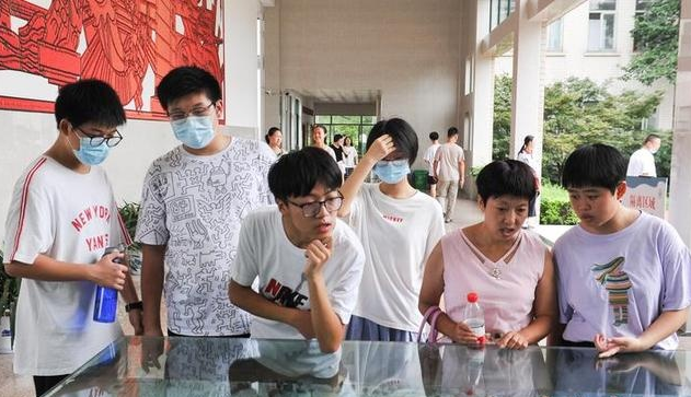 大学生又传好消息！部分省市定向招生免学费还有补助，家长乐开怀