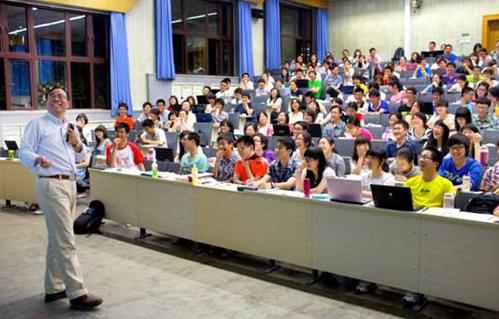 清华大学课改惹争议，700多门课程将用全英文教学，师生叫苦不迭