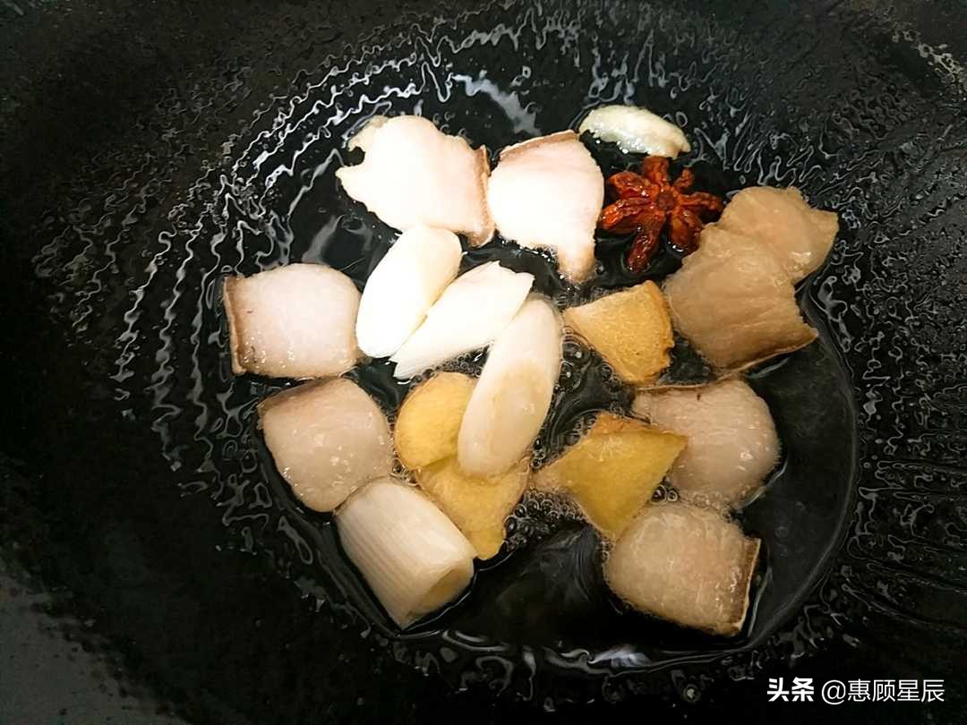 鱿鱼干怎样做最好吃？鱿鱼烧肉有妙招，鲜香脆嫩不腥，太爽了
