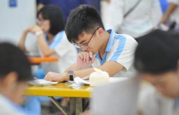 学生被复旦取消学籍，不服结果状告学校，网友：谁叫你当初钻空子