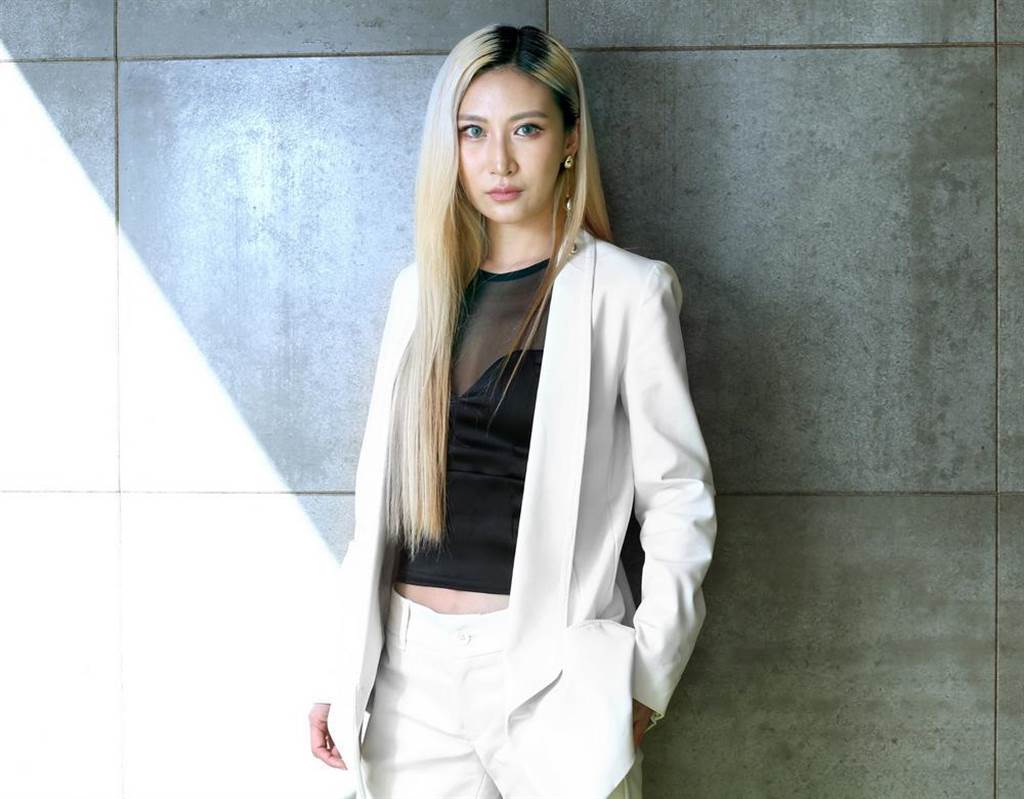 53岁男星再度当爸！搂小22岁二婚妻子画面温馨，结婚11年终于得子