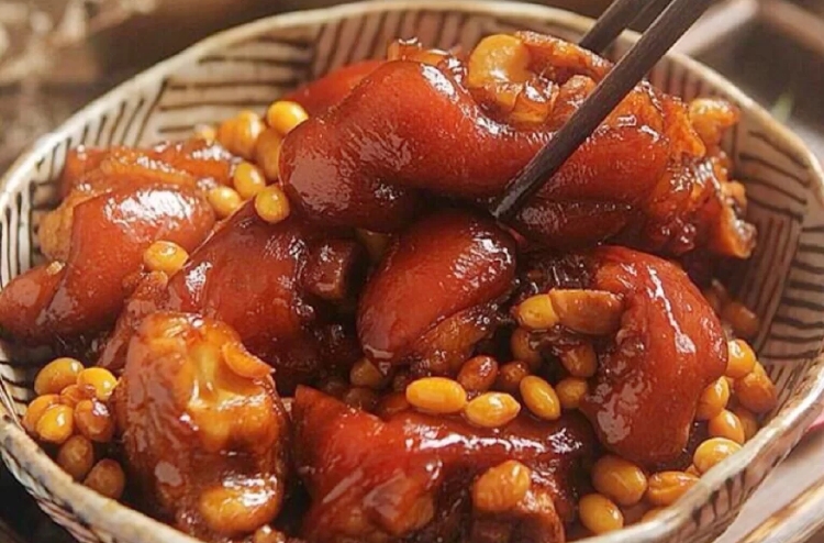 红烧猪蹄黄豆怎么做好吃(美味秘籍：酥软香浓滋味)