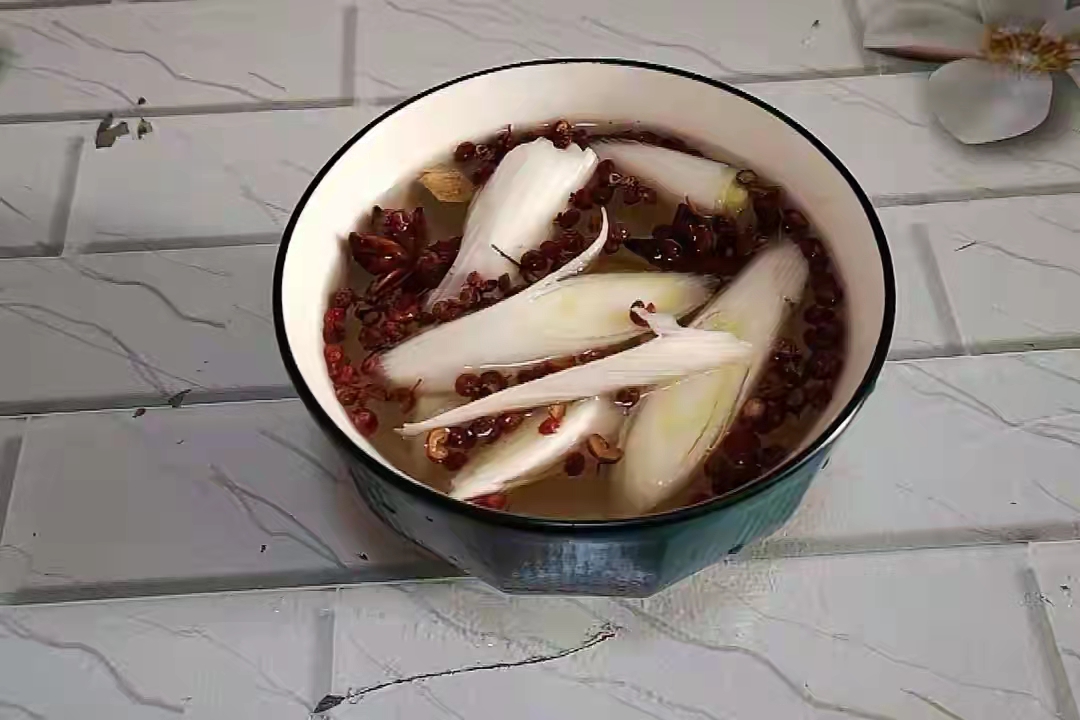 冬天茴香是个宝，和猪肉包成饺子，记住2放1不放，鲜香味美真好吃