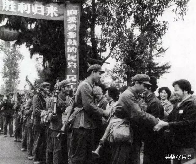 老山作战，部队寄住山村，房东姑娘含苞欲放，眼睛会说话