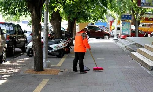 《下班遇清洁工有感》作者/上善若水 诵读/佟航宇