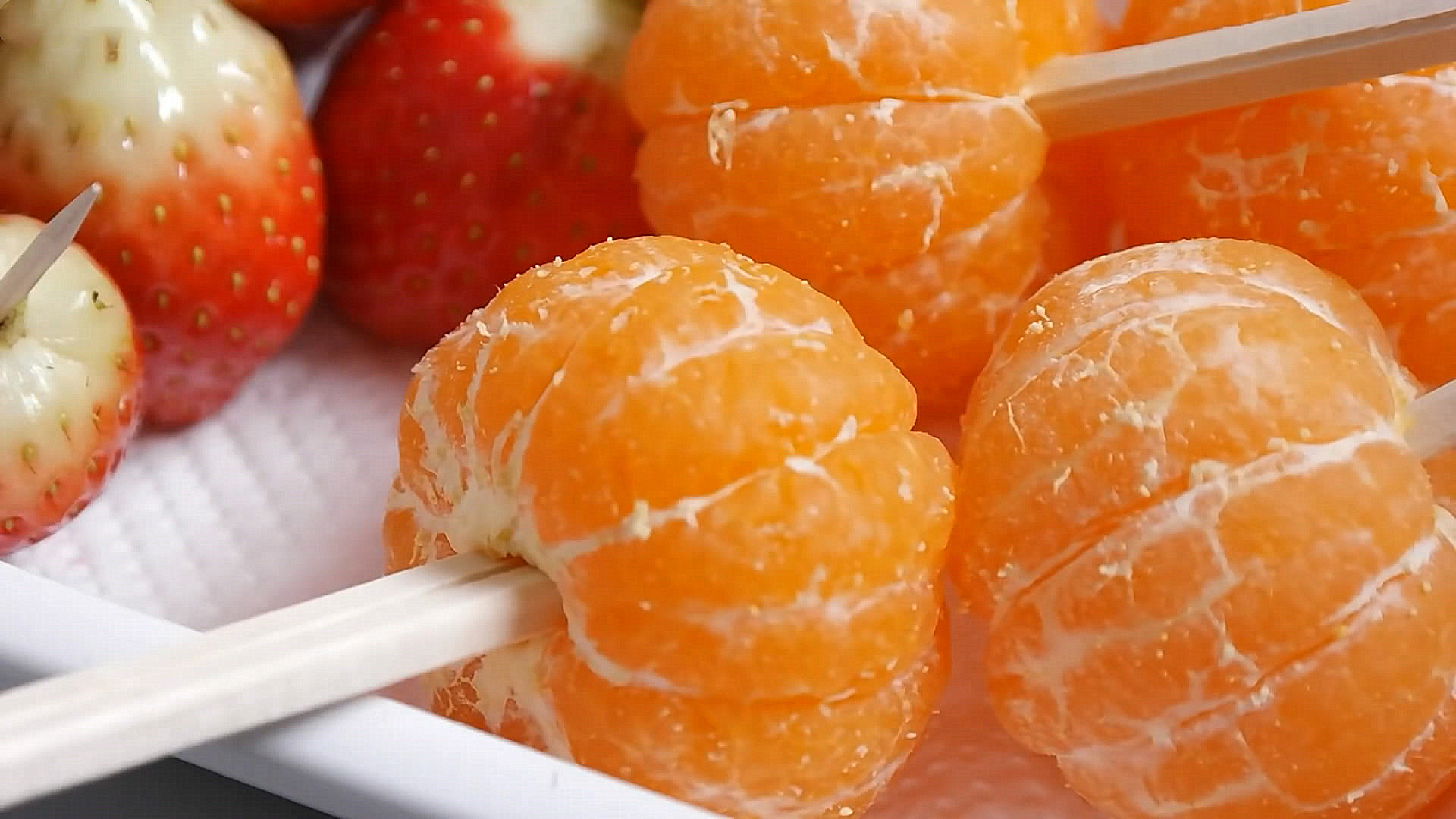 草莓桔子冰糖葫芦的做法,过年必备零食,比用山楂做的更好吃