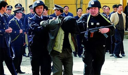 1998年本溪杀人案：女友遭其养父侮辱，男友持枪连杀8人灭其满门