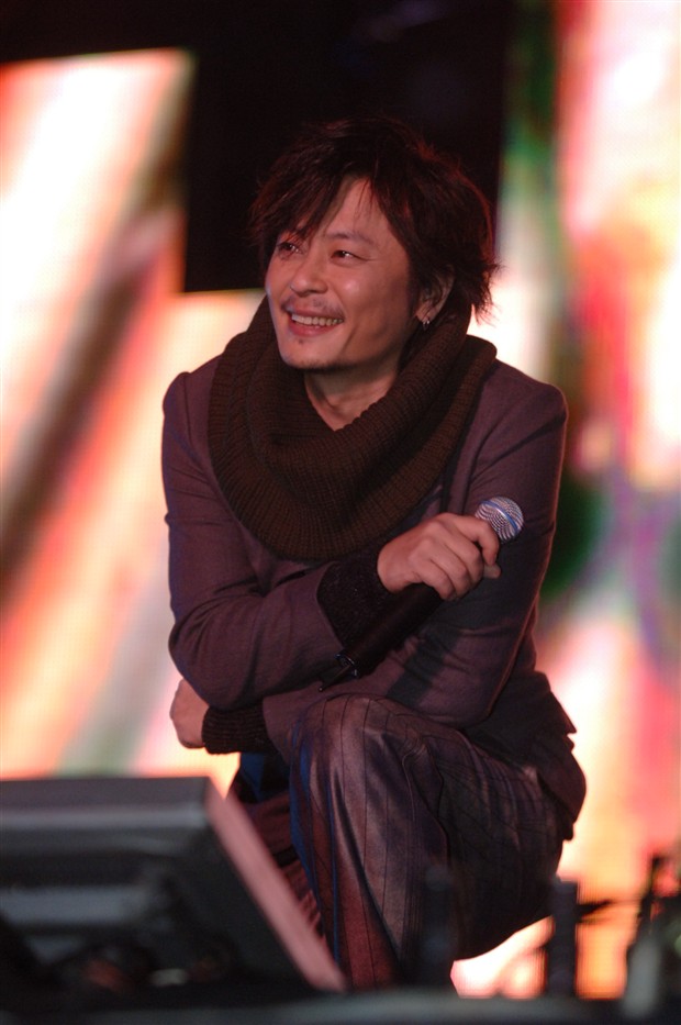 王杰的第一任妻子是谁 王杰2001年后嗓子变了谁下的毒图片