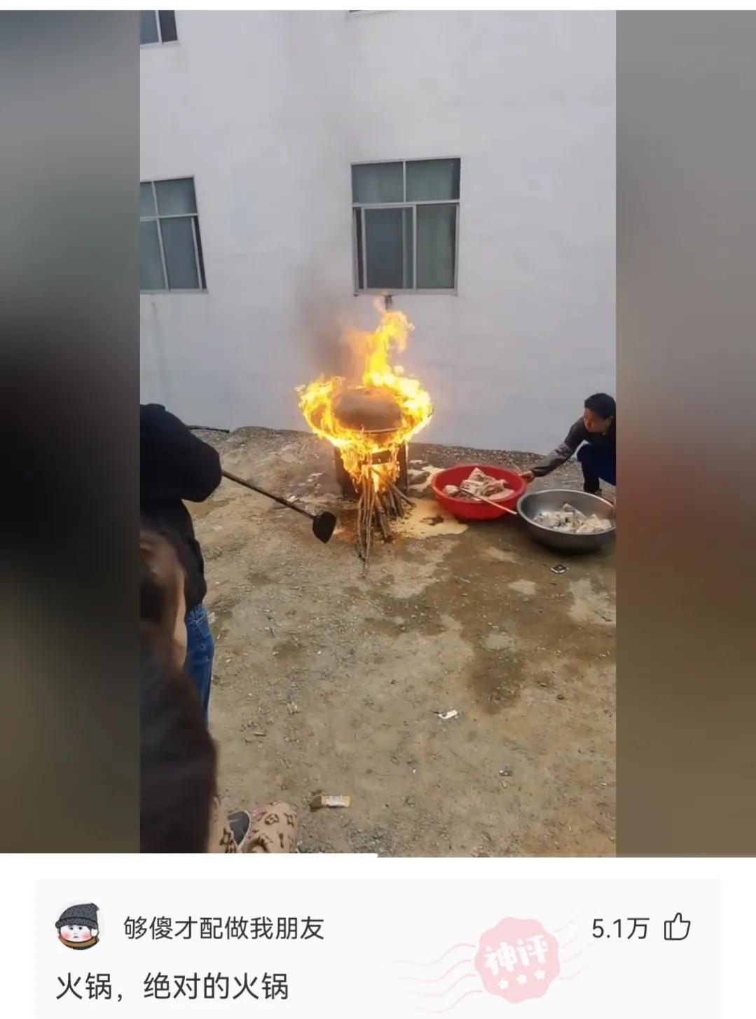 “旁边的女同事穿成这样，有点过分了啊！”玩够评论笑得肚子疼