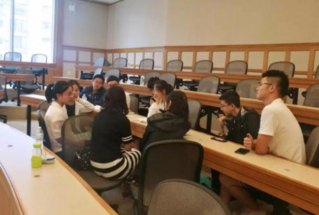 有种差距叫南大学子，杨振宁演讲人头攒动，顶流明星拍戏无人问津