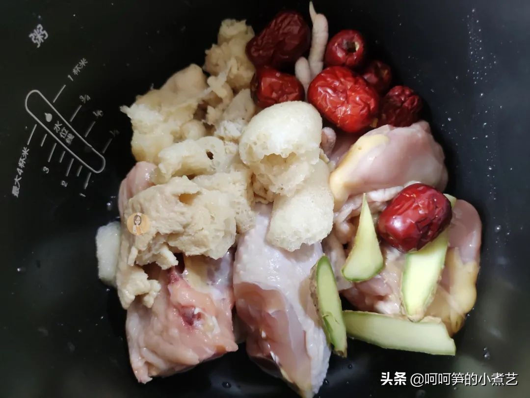 妈妈说三伏天里多喝汤，安排上营养美味的竹荪鸡汤，滋补又消暑