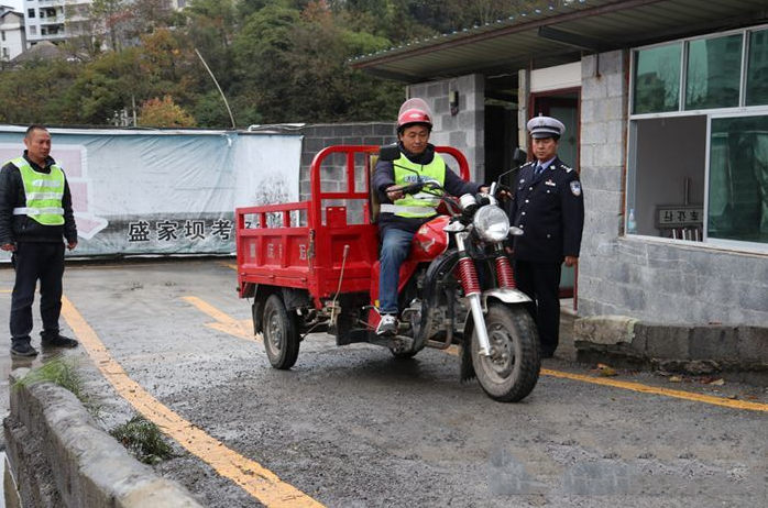 老年代步车上路要驾照之后，这3种替代品无需驾照，你会选哪个？