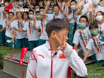 吓坏了!全红婵拜访中学被同学们排山倒海欢迎,笑着说:你们好恐怖!